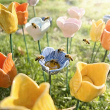 Lade das Bild in den Galerie-Viewer, Handgefertigte Bienenblüten – wetterfeste Keramik-Tränken, 6er-Set