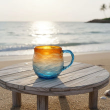 Lade das Bild in den Galerie-Viewer, Sonnenkuss – Handgemachte Tasse im Farbspiel des Sonnenuntergangs
