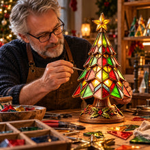 Lade das Bild in den Galerie-Viewer, WeihnachtsGlanz – leuchtender Weihnachtsbaum im Buntglas-Stil