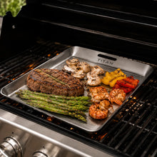 Carica l'immagine nel visualizzatore di Gallery, TitanPure Pro — Set per vassoio da griglia Camping & BBQ | Senza PFAS | Con pinza