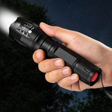 Lade das Bild in den Galerie-Viewer, Lumen Pro - taktische Taschenlampe für pure Helligkeit und Sicherheit