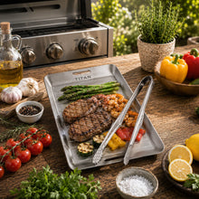 Carica l'immagine nel visualizzatore di Gallery, TitanPure Pro — Set per vassoio da griglia Camping &amp; BBQ | Senza PFAS | Con pinza
